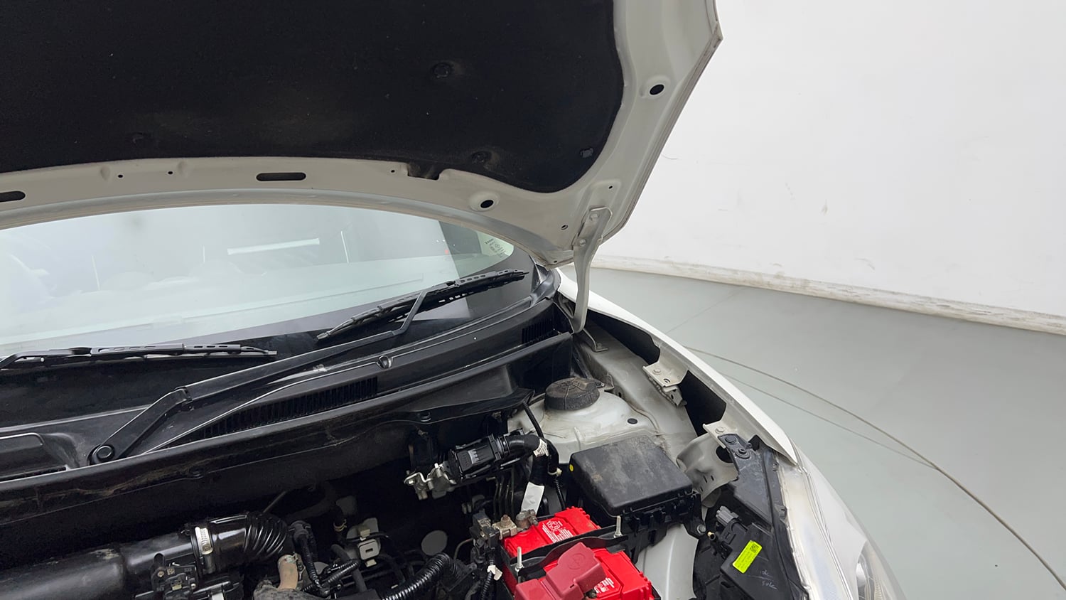 Used 2022 Maruti Suzuki Swift LXi Petrol Manual engine ENGINE LEFT SIDE HINGE & APRON VIEW