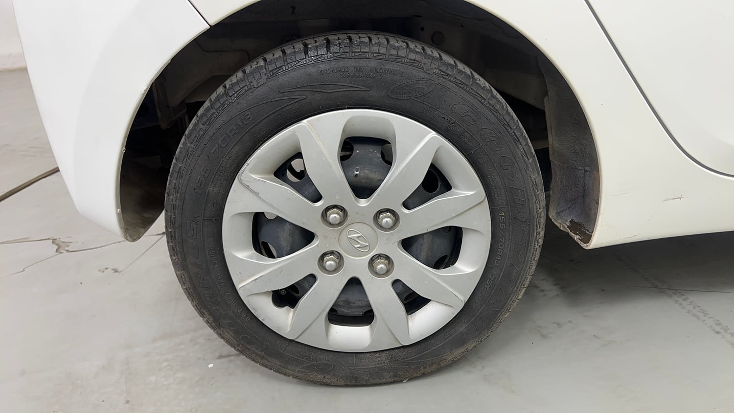 Used 2016 Hyundai Eon 1.0 Kappa Magna + (O) Petrol Manual tyres RIGHT REAR TYRE RIM VIEW