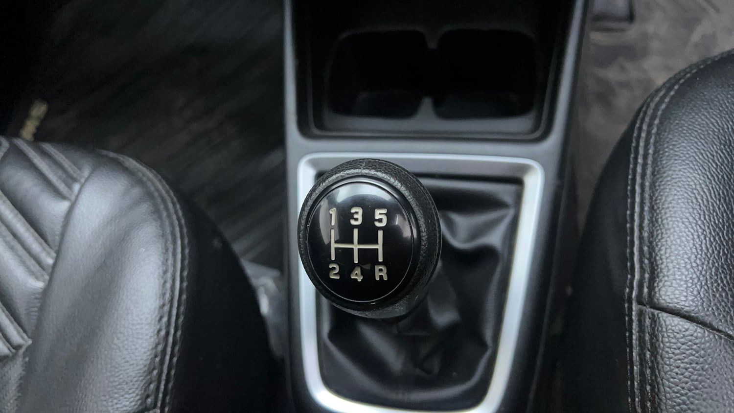 Used 2023 Maruti Suzuki Swift VXi Petrol Manual interior GEAR  KNOB VIEW