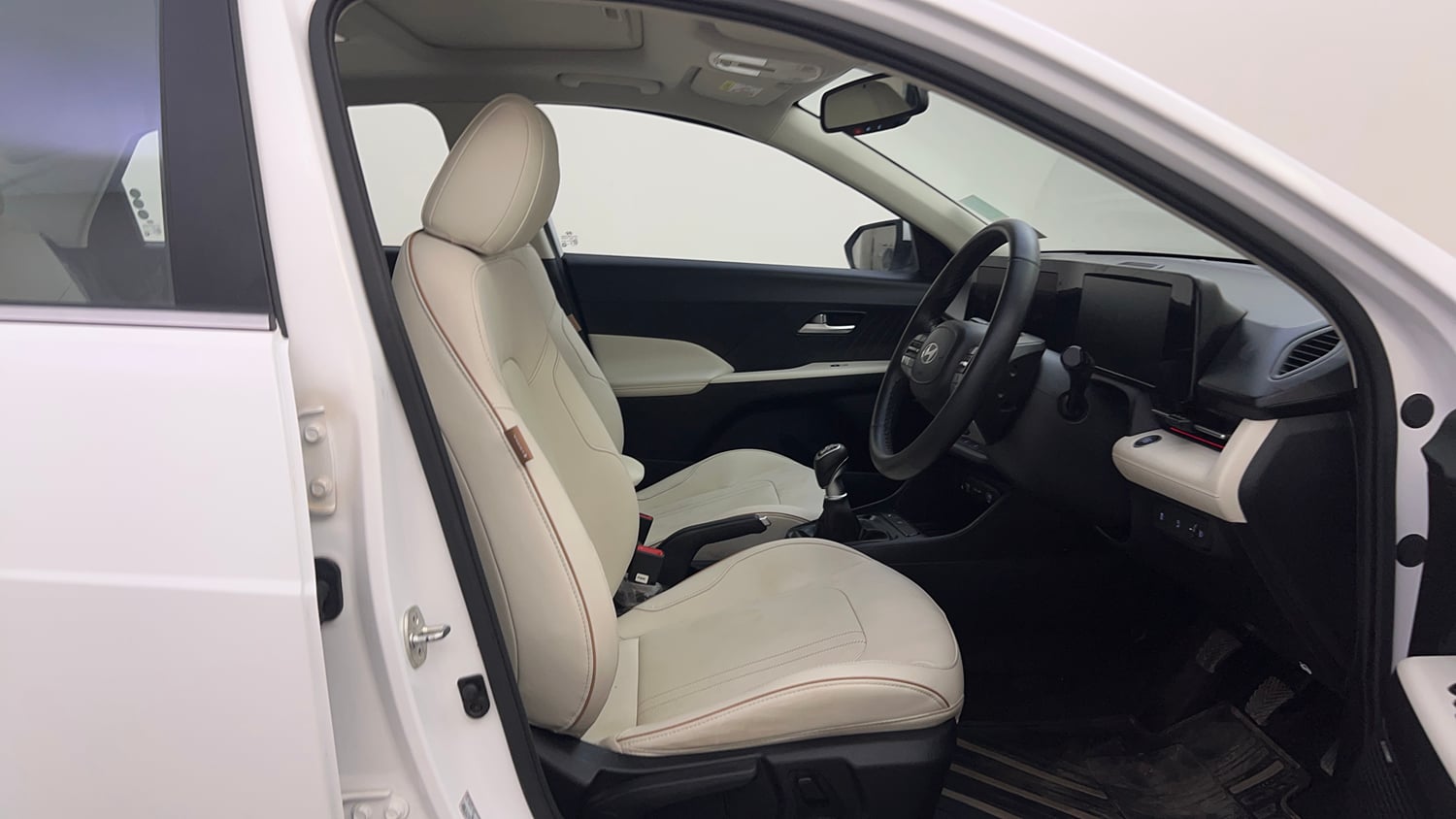 Used 2024 Hyundai Verna SX (O)1.5 Petrol MT Petrol Manual interior RIGHT SIDE FRONT DOOR CABIN VIEW