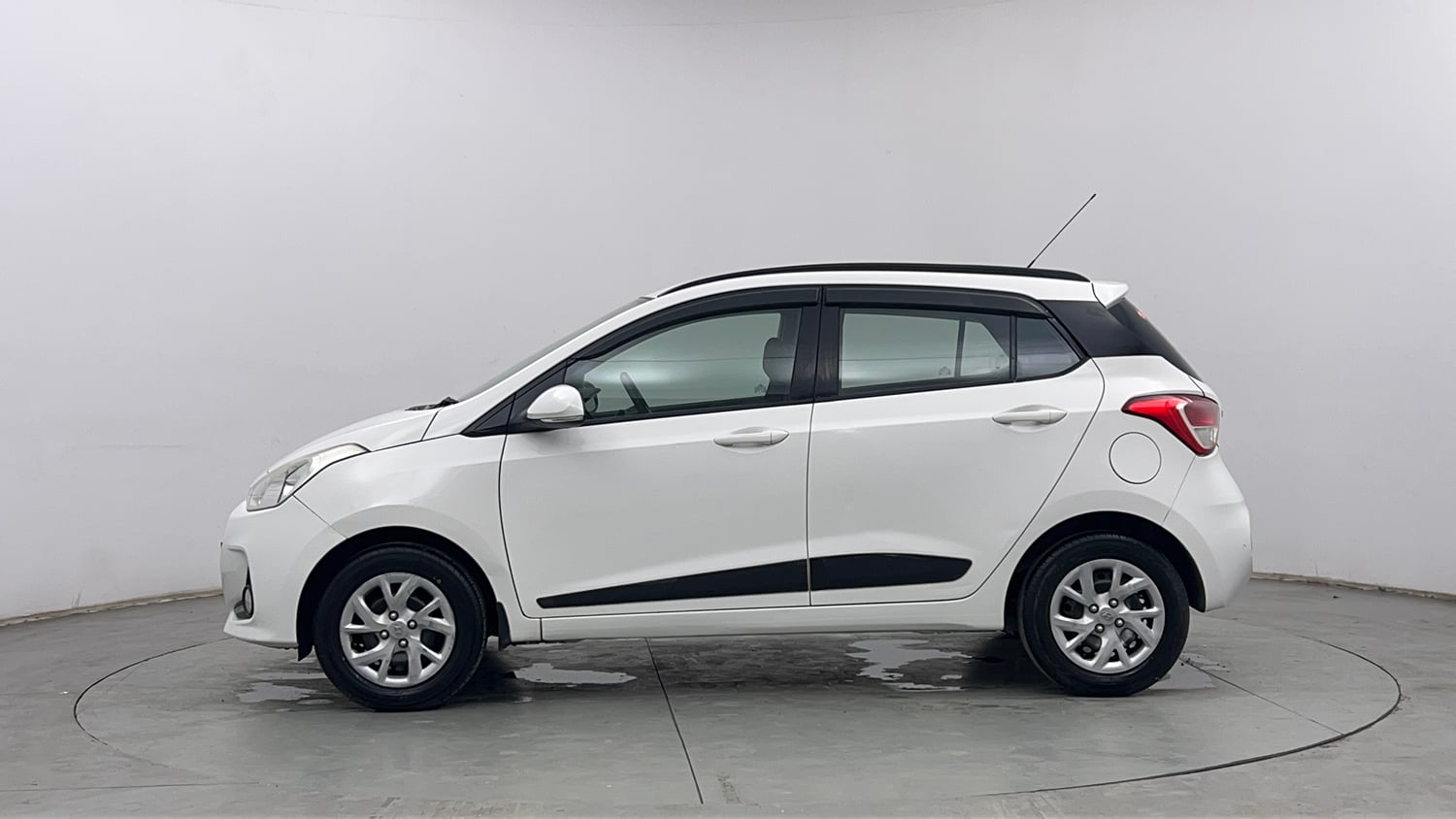 Used 2017 Hyundai Grand i10 Sportz (O) 1.2 Kappa VTVT Petrol Manual exterior LEFT SIDE VIEW