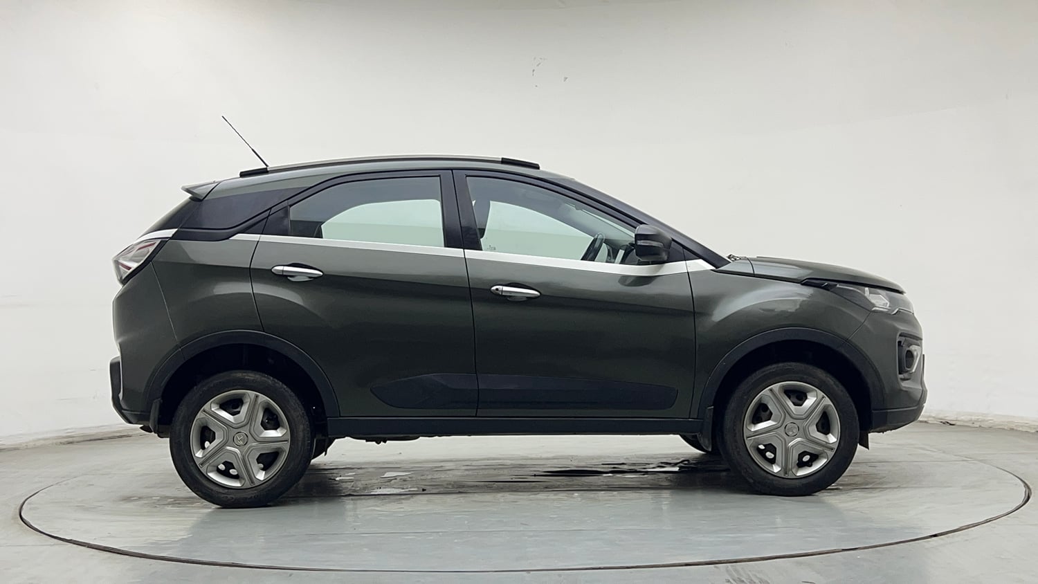 Used 2021 Tata Nexon XM Petrol Manual exterior RIGHT SIDE VIEW