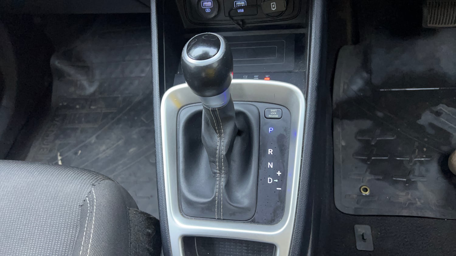 Used 2019 Hyundai Venue SX Plus 1.0 Turbo DCT Petrol Automatic interior GEAR  KNOB VIEW