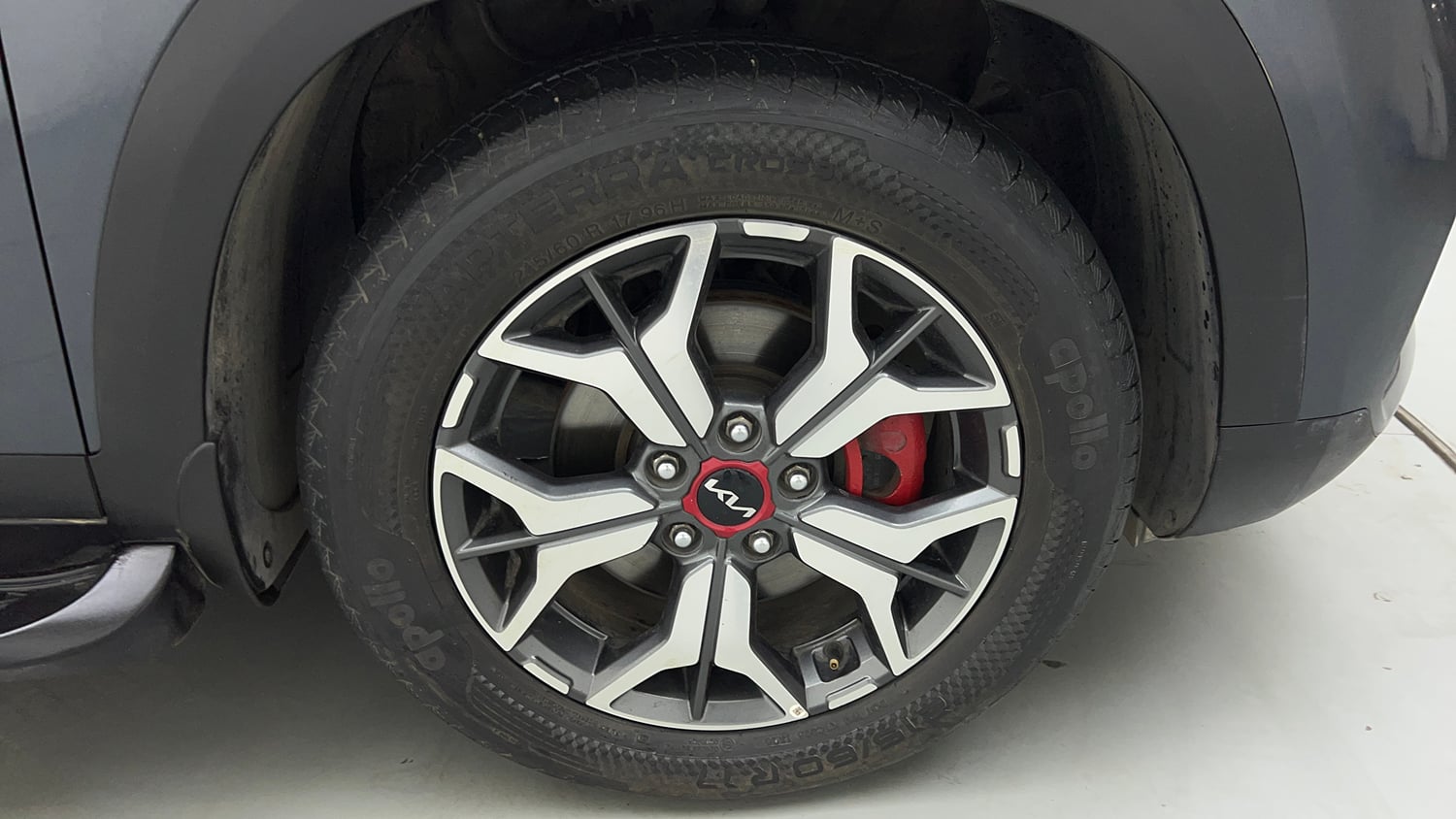 Used 2022 Kia Seltos GTX Plus 1.4 DCT Petrol Automatic tyres RIGHT FRONT TYRE RIM VIEW