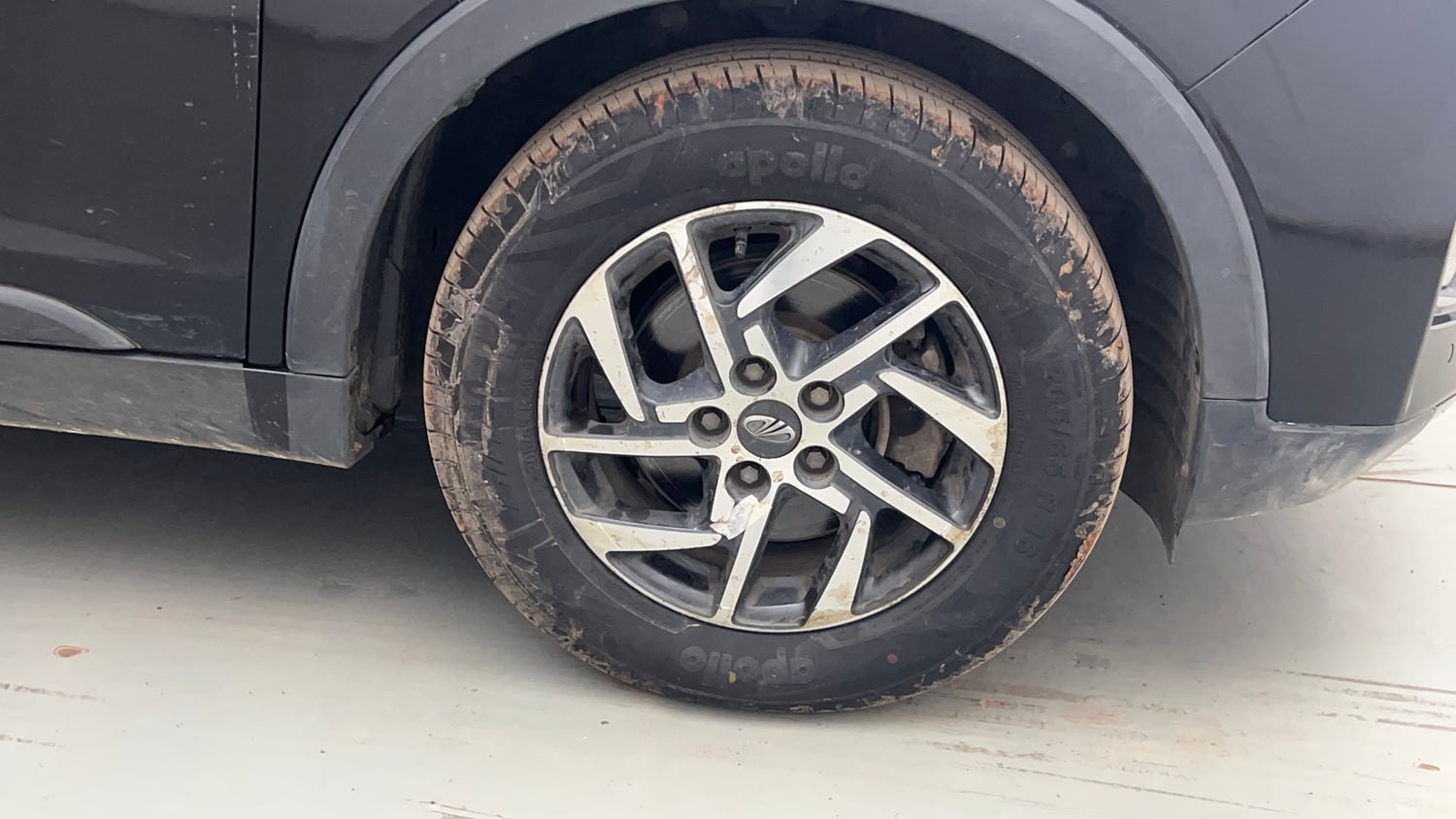 Used 2022 Mahindra XUV 300 W8 (O) 1.2 Petrol Petrol Manual tyres RIGHT FRONT TYRE RIM VIEW