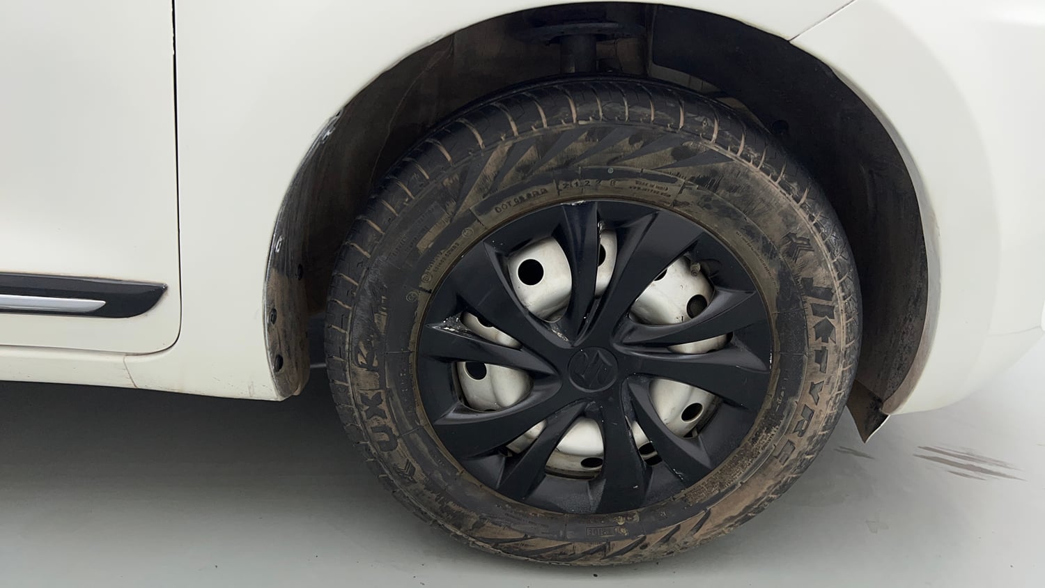 Used 2022 Maruti Suzuki Swift LXi Petrol Manual tyres RIGHT FRONT TYRE RIM VIEW