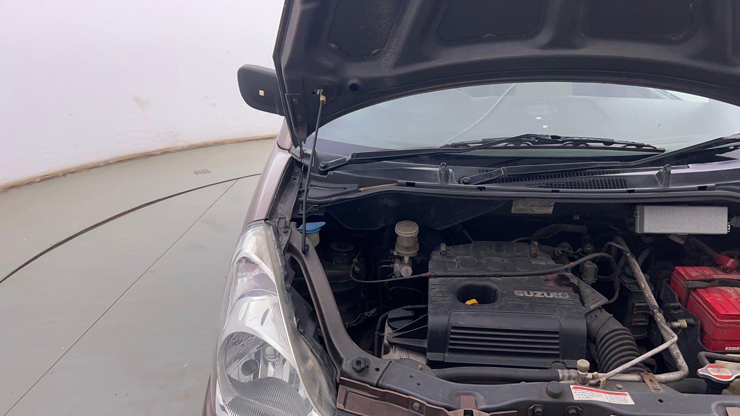 Used 2013 Maruti Suzuki Estilo LXi BS-IV Petrol Manual engine ENGINE RIGHT SIDE HINGE & APRON VIEW