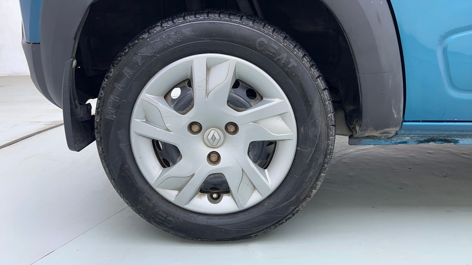 Used 2021 Renault Kwid RXT 1.0 Opt Petrol Manual tyres RIGHT REAR TYRE RIM VIEW