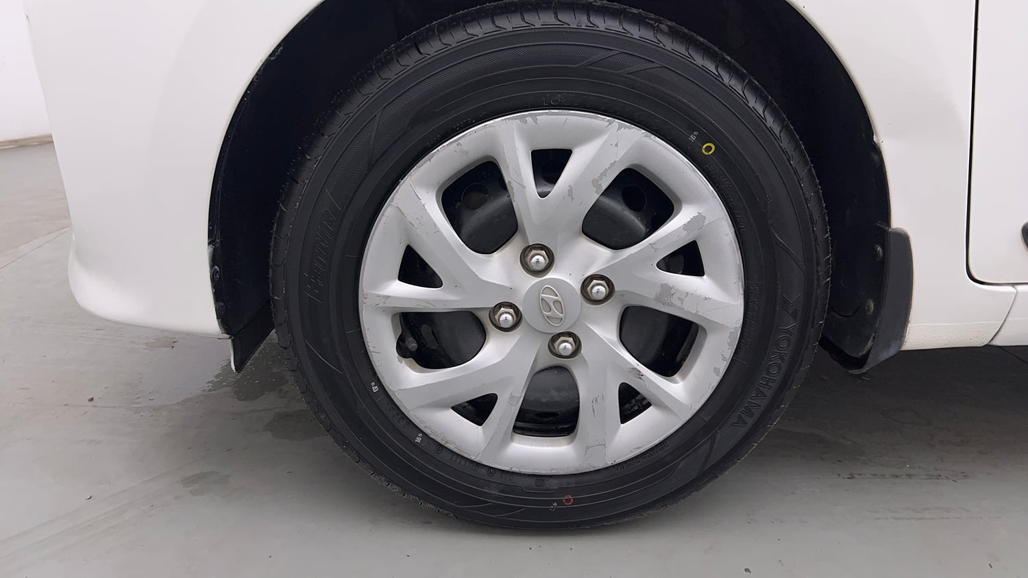 Used 2017 Hyundai Grand i10 Sportz (O) 1.2 Kappa VTVT Petrol Manual tyres LEFT FRONT TYRE RIM VIEW