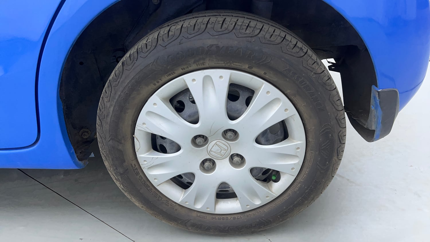 Used 2013 Honda Brio S MT Petrol Manual tyres LEFT REAR TYRE RIM VIEW