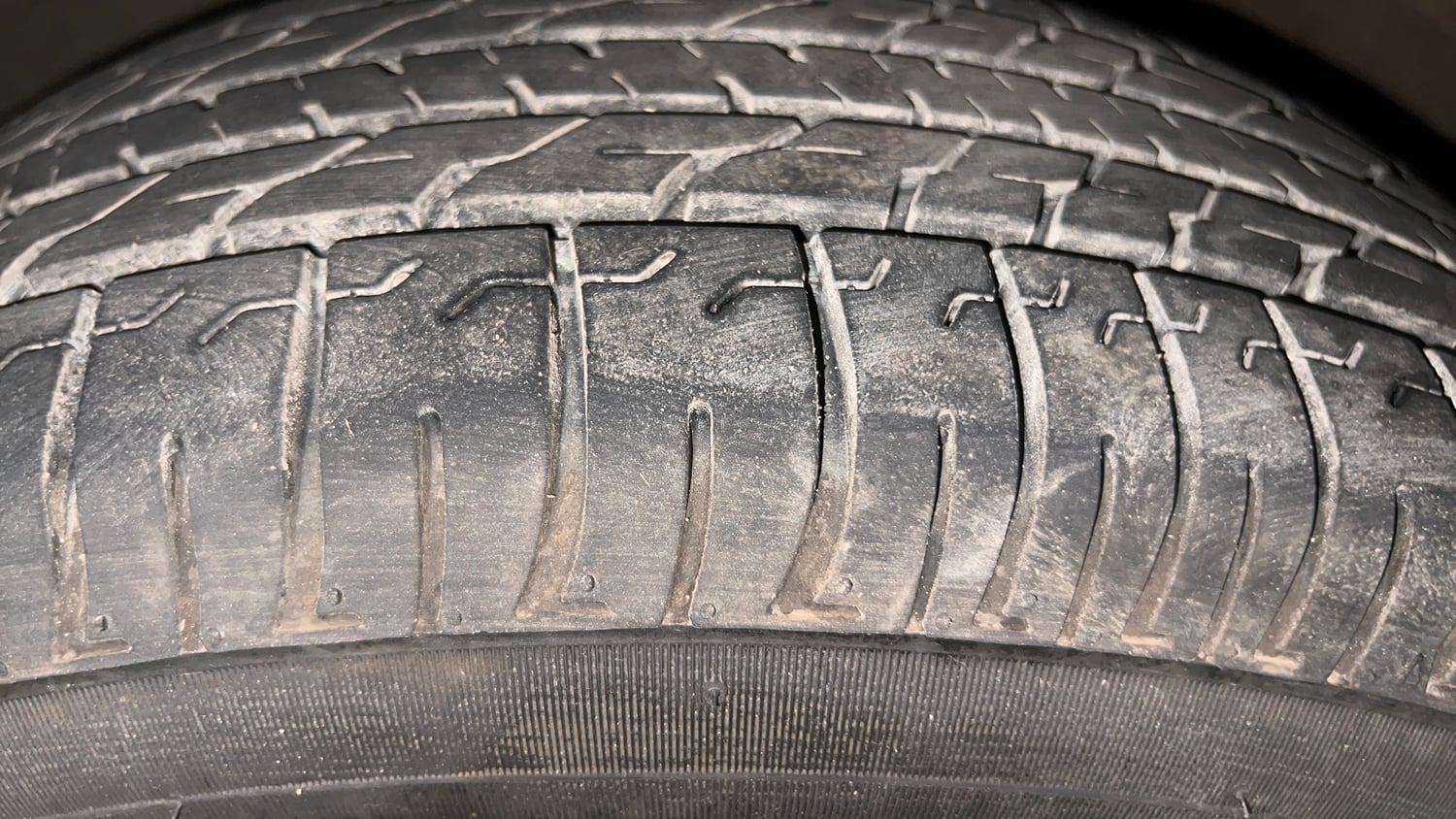 Used 2022 Kia Carens Prestige Plus 1.4 Petrol MT 7 STR Petrol Manual tyres LEFT FRONT TYRE TREAD VIEW