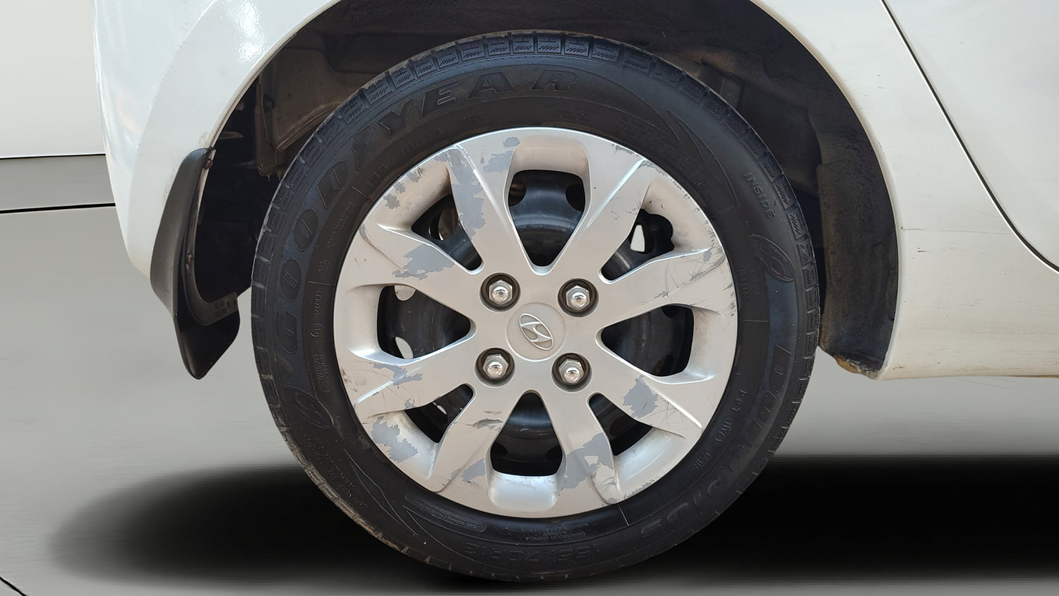Used 2017 Hyundai Eon Magna + Petrol Manual tyres RIGHT REAR TYRE RIM VIEW