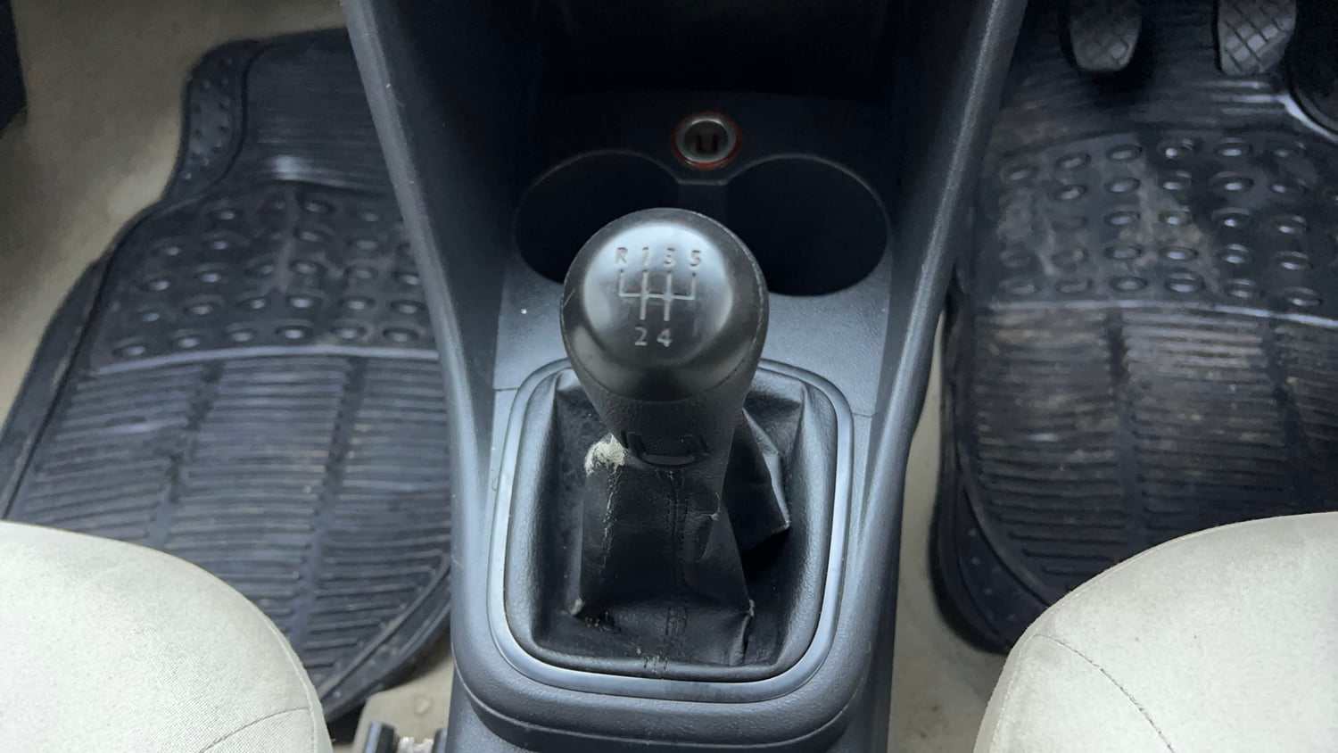 Used 2013 Volkswagen Polo Comfortline 1.2L (P) Petrol Manual interior GEAR  KNOB VIEW