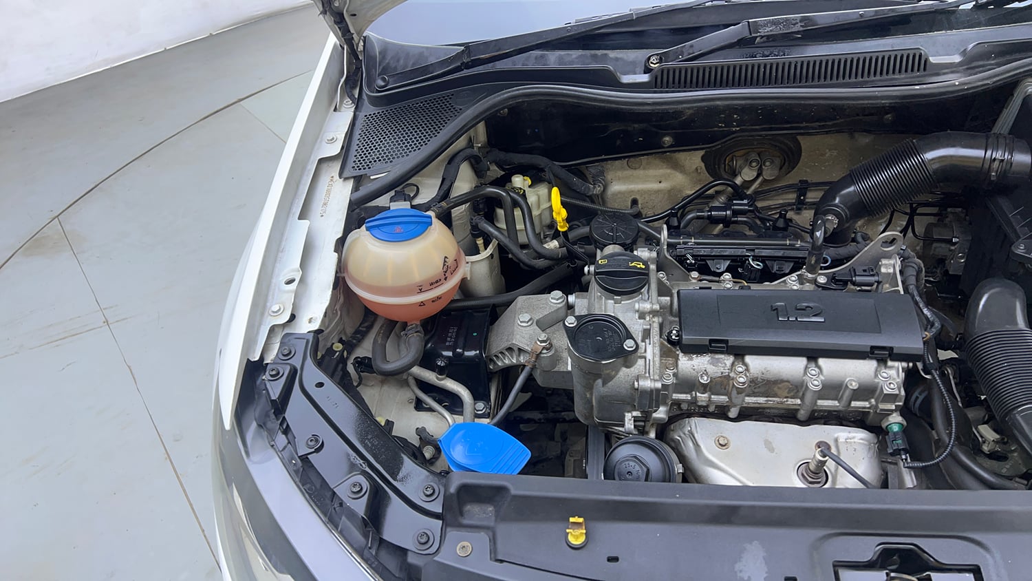 Used 2017 Volkswagen Polo Highline1.2L (P) Petrol Manual engine ENGINE RIGHT SIDE VIEW