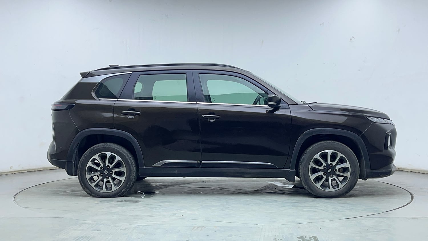 Used 2023 Maruti Suzuki Grand Vitara Alpha Smart Hybrid AT Petrol Automatic exterior RIGHT SIDE VIEW