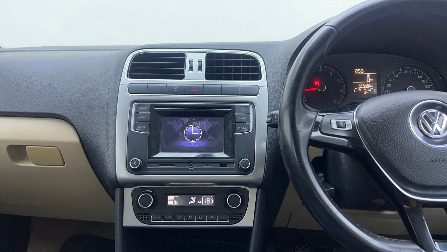 Used 2017 Volkswagen Polo Highline1.2L (P) Petrol Manual interior MUSIC SYSTEM & AC CONTROL VIEW