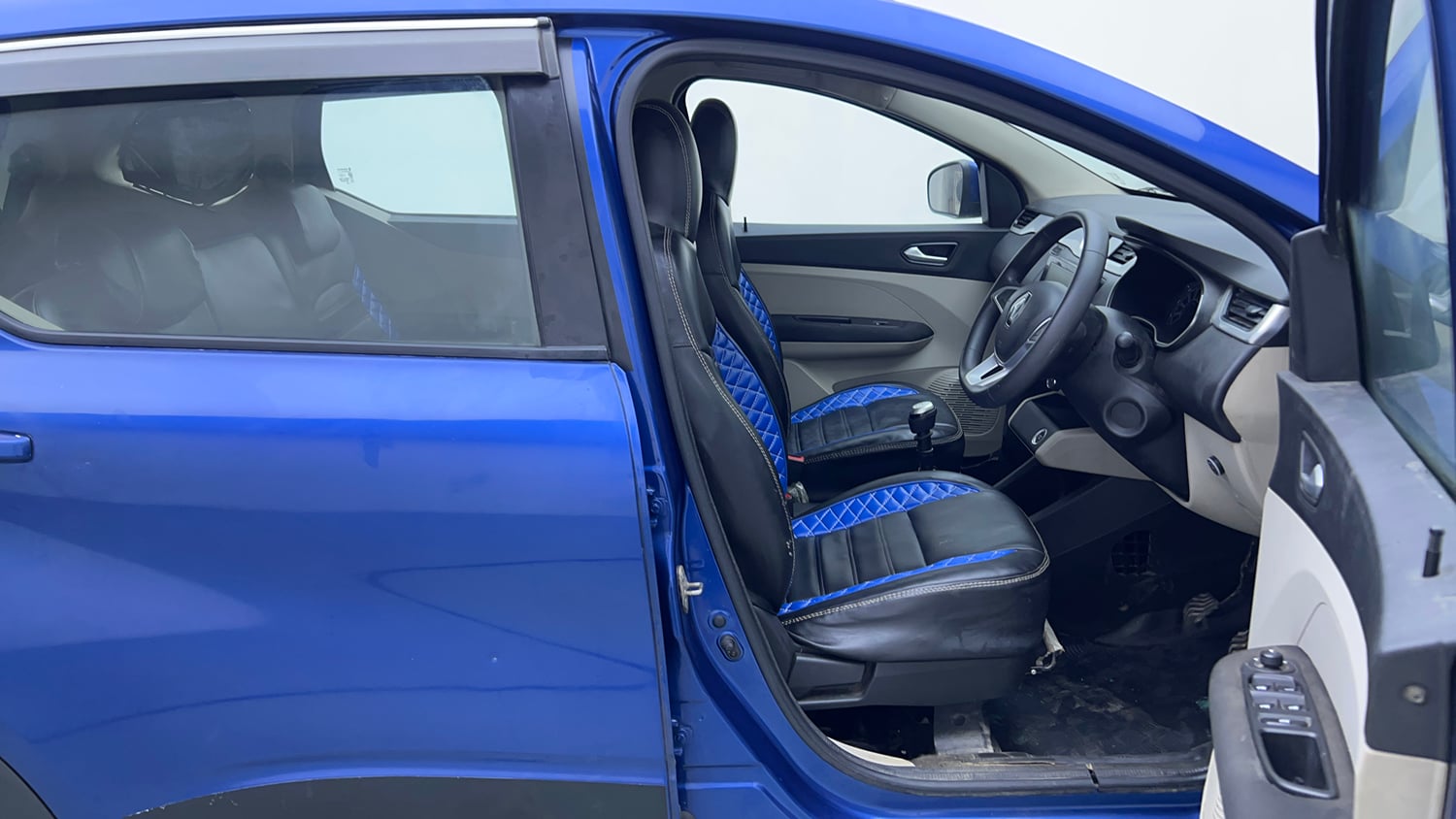 Used 2021 Renault Triber RXZ CNG (outside fitted) Cng Manual interior RIGHT SIDE FRONT DOOR CABIN VIEW