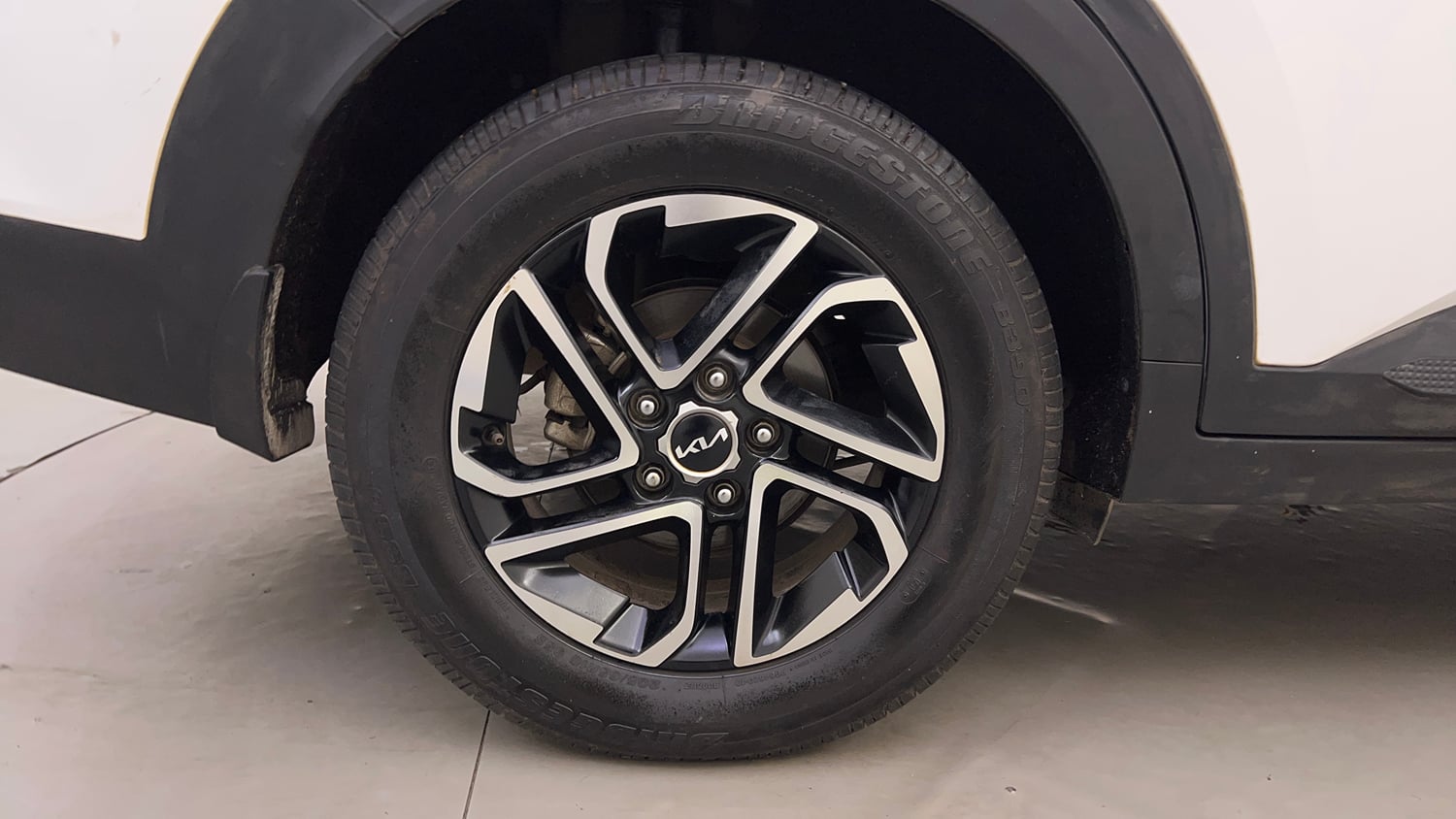 Used 2022 Kia Carens Prestige Plus 1.4 Petrol MT 7 STR Petrol Manual tyres RIGHT REAR TYRE RIM VIEW