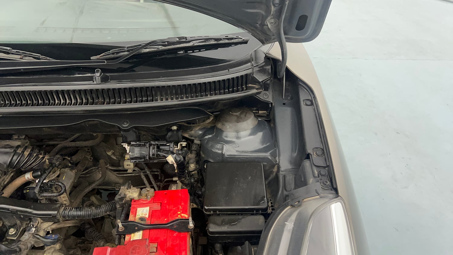 Used 2019 Maruti Suzuki Baleno Delta Petrol Manual engine ENGINE LEFT SIDE HINGE & APRON VIEW