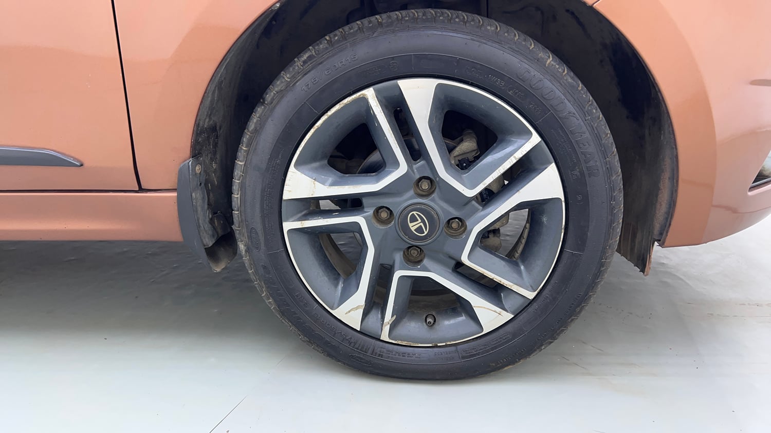 Used 2018 Tata Tigor Revotron XZA Petrol Automatic tyres RIGHT FRONT TYRE RIM VIEW