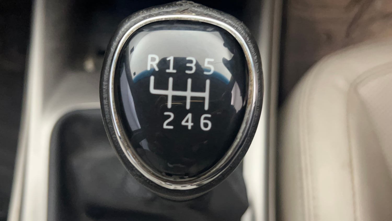 Used 2022 Mahindra XUV 300 W8 (O) 1.2 Petrol Petrol Manual interior GEAR  KNOB VIEW