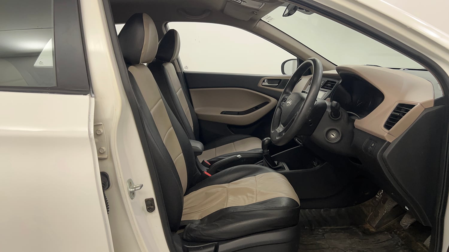 Used 2015 Hyundai Elite i20 Magna 1.2 Petrol Manual interior RIGHT SIDE FRONT DOOR CABIN VIEW