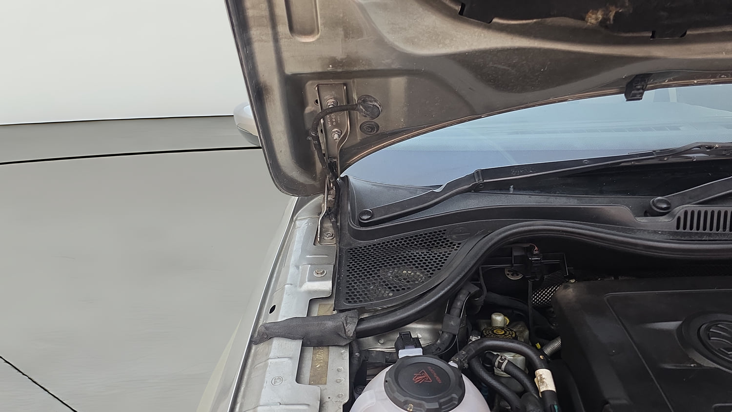 Used 2019 Skoda Rapid Ambition 1.5 TDI Diesel Manual engine ENGINE RIGHT SIDE HINGE & APRON VIEW