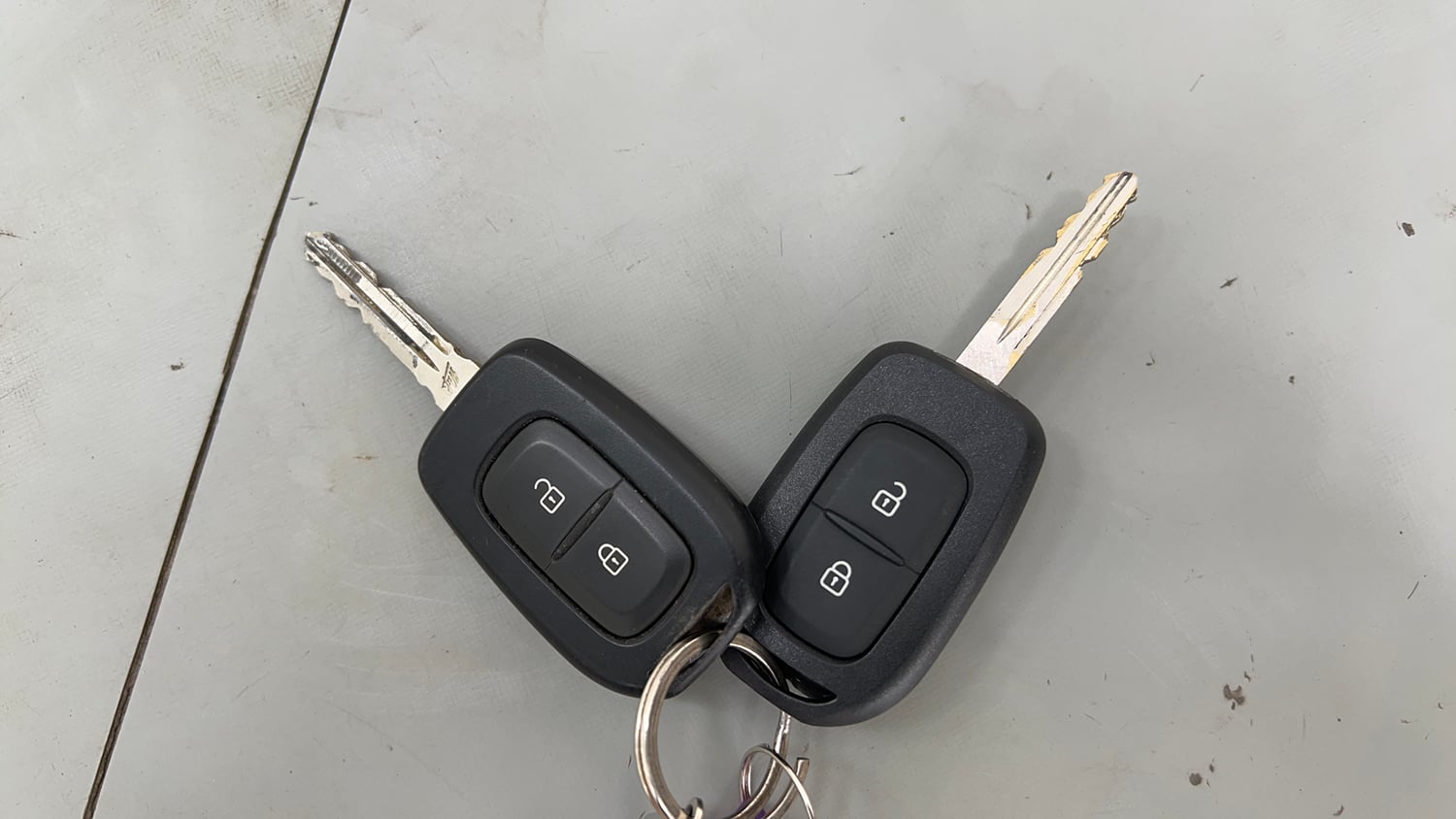 Used 2022 Renault Triber RXT EASY-R AMT Petrol Automatic extra CAR KEY VIEW