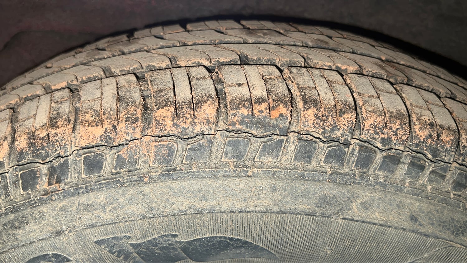 Used 2015 Hyundai i10 Magna 1.1 iRDE2 Petrol Manual tyres RIGHT REAR TYRE TREAD VIEW