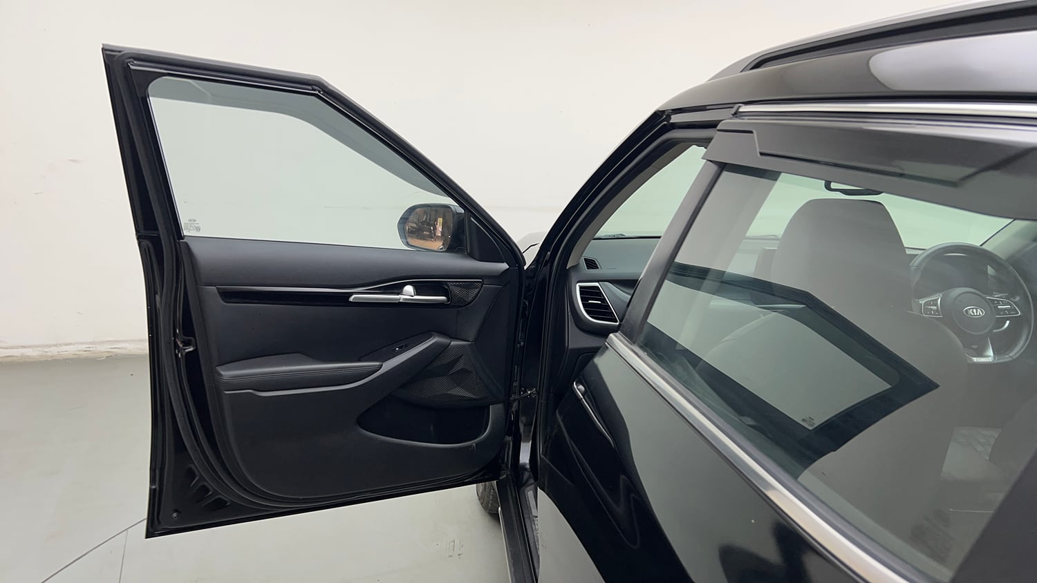 Used 2020 Kia Seltos Anniversary Edition 1.5 Petrol Manual interior LEFT FRONT DOOR OPEN VIEW