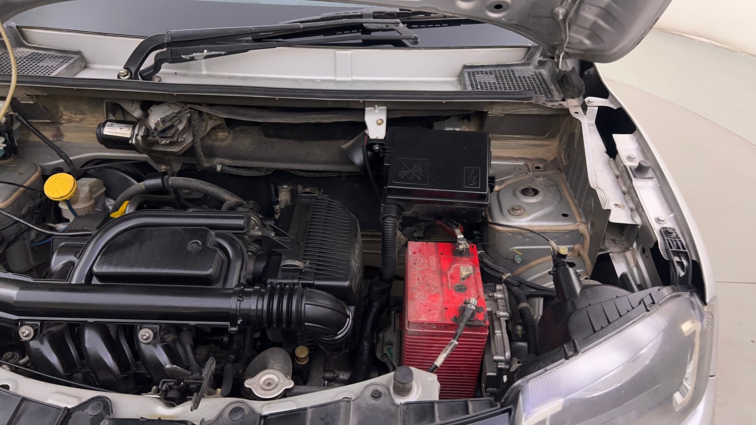 Used 2018 Renault Kwid 1.0 RXT AMT Petrol Automatic engine ENGINE LEFT SIDE HINGE & APRON VIEW