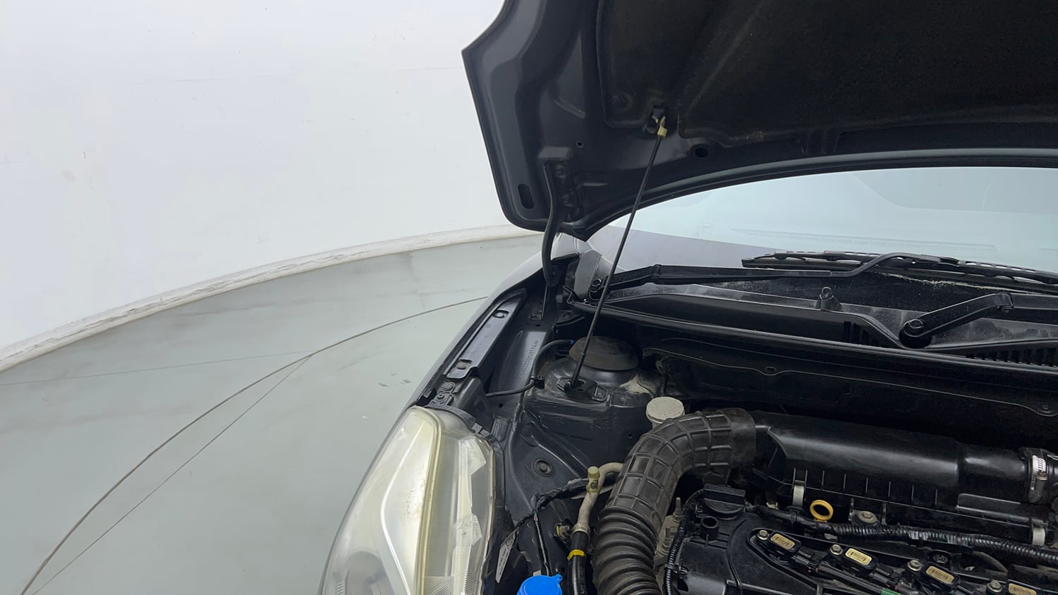 Used 2017 Maruti Suzuki Baleno Delta 1.2 Petrol Manual engine ENGINE RIGHT SIDE HINGE & APRON VIEW