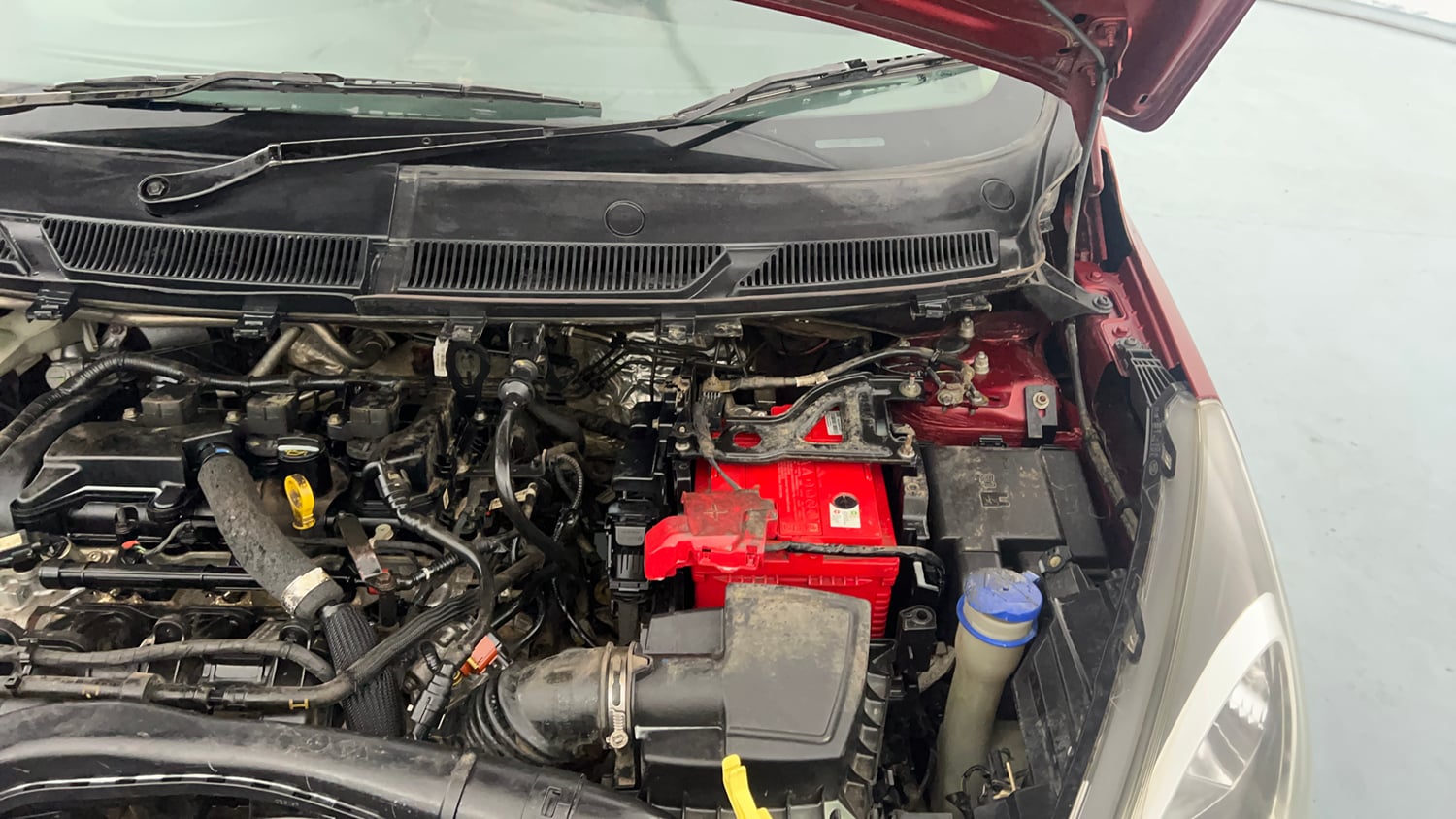 Used 2019 Ford Figo Titanium 1.2 Ti-VCT MT Petrol Manual engine ENGINE LEFT SIDE HINGE & APRON VIEW