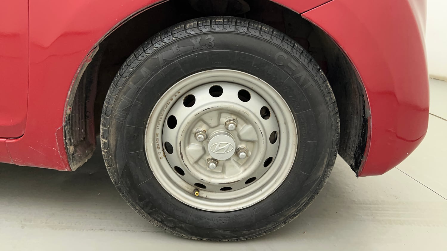 Used 2015 Hyundai Eon Era Petrol Manual tyres RIGHT FRONT TYRE RIM VIEW