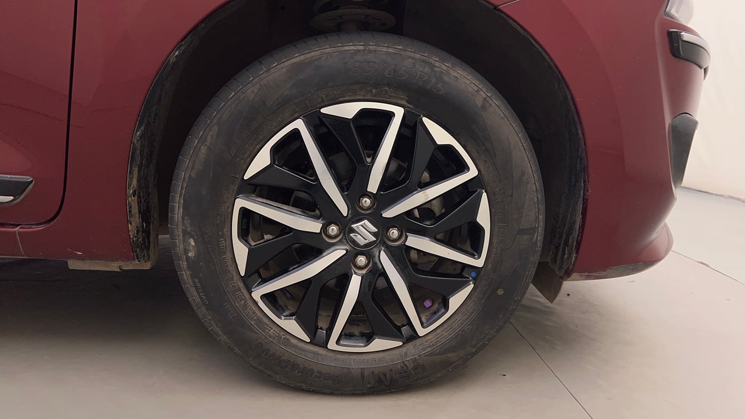 Used 2024 Maruti Suzuki Dzire ZXi Plus AMT Petrol Automatic tyres RIGHT FRONT TYRE RIM VIEW