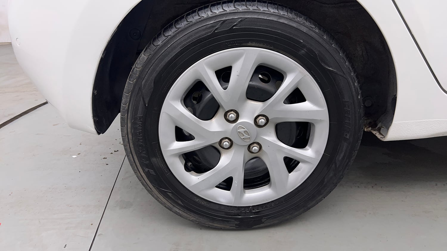 Used 2017 Hyundai Grand i10 Sportz (O) 1.2 Kappa VTVT Petrol Manual tyres RIGHT REAR TYRE RIM VIEW
