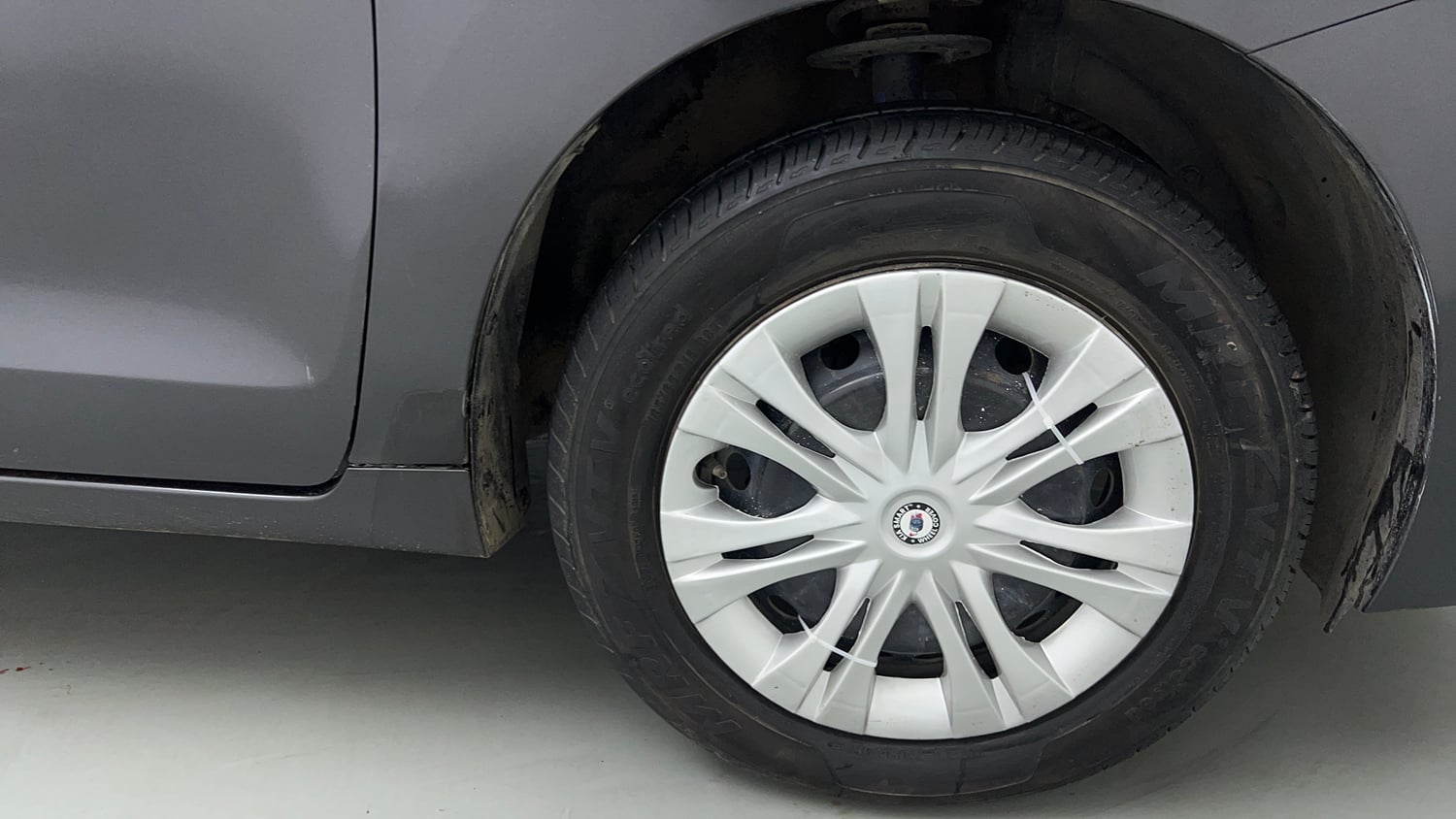 Used 2017 Maruti Suzuki Baleno Delta 1.2 Petrol Manual tyres RIGHT FRONT TYRE RIM VIEW