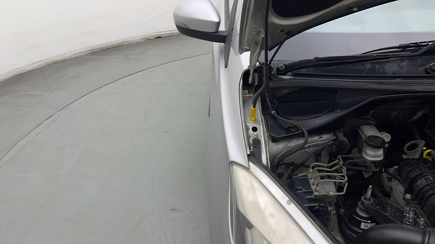 Used 2018 Tata Tiago Revotron XZ Petrol Manual engine ENGINE RIGHT SIDE HINGE & APRON VIEW