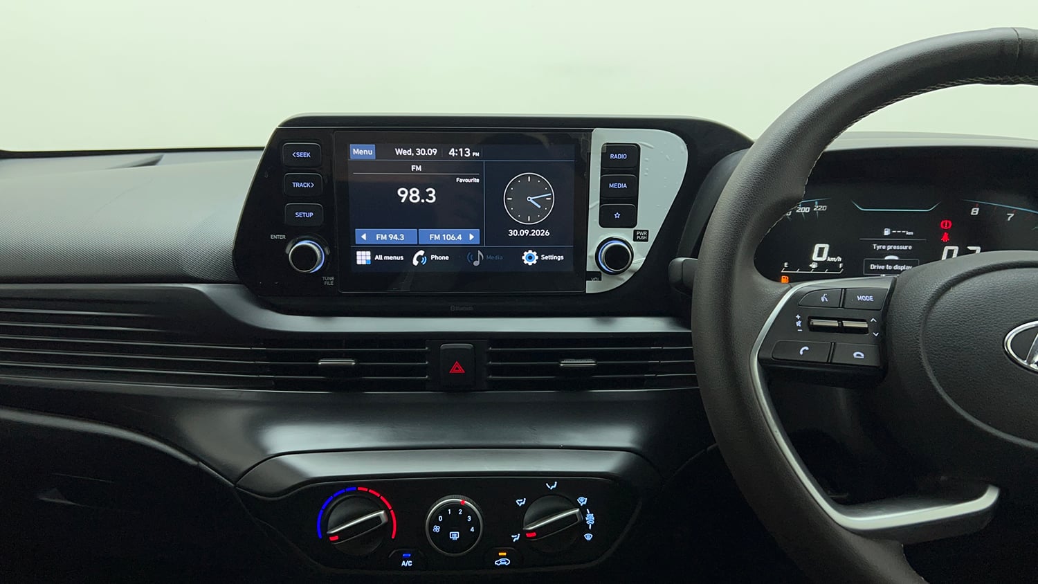Used 2020 Hyundai i20 Sportz 1.2 MT Petrol Manual top_features Integrated (in-dash) music system