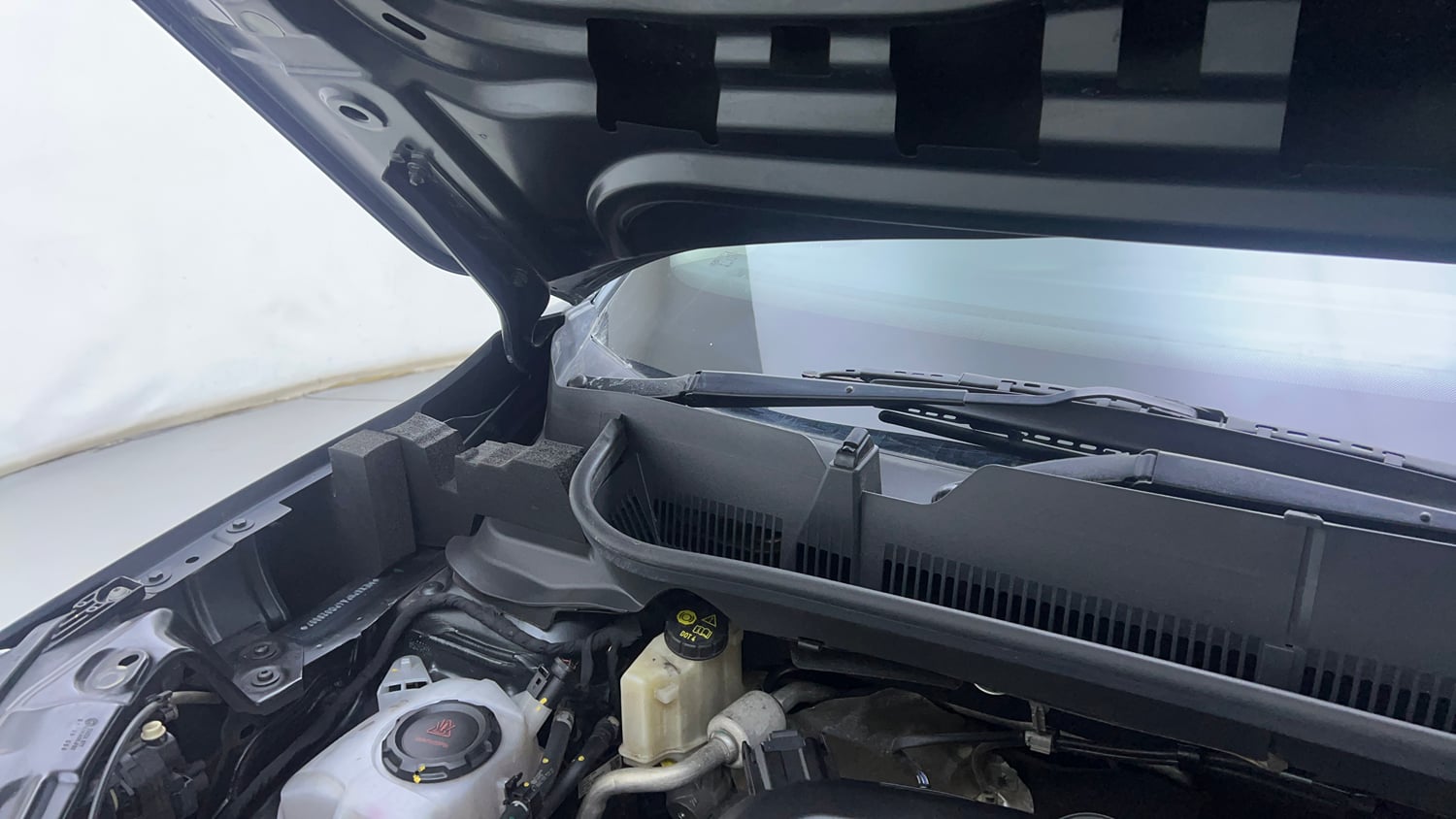 Used 2024 Skoda Kushaq Style 1.0L TSI MT Petrol Manual engine ENGINE RIGHT SIDE HINGE & APRON VIEW