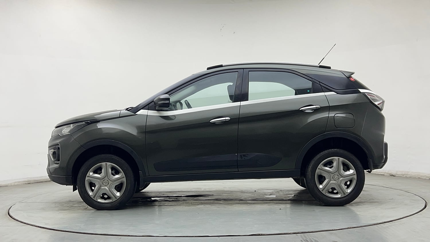 Used 2021 Tata Nexon XM Petrol Manual exterior LEFT SIDE VIEW