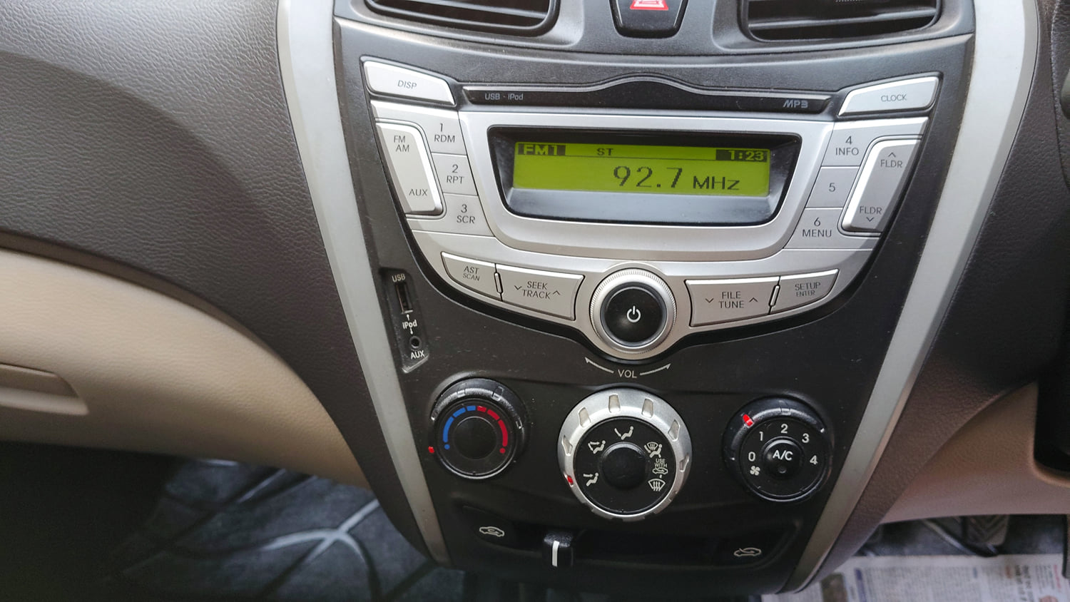 Used 2017 Hyundai Eon Magna + Petrol Manual interior MUSIC SYSTEM & AC CONTROL VIEW