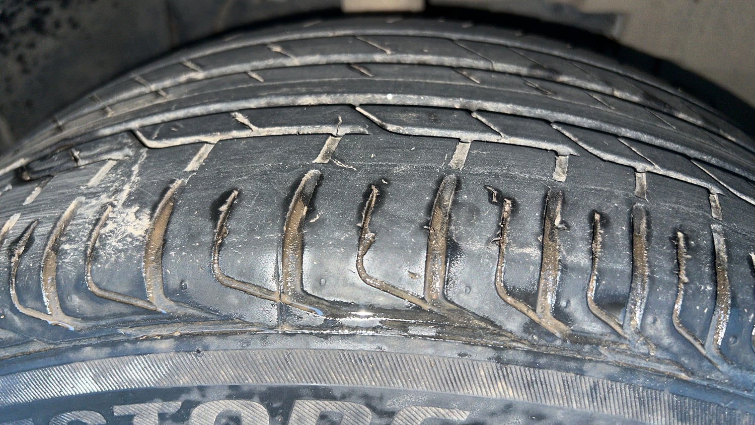 Used 2023 Tata Nexon Fearless Plus S 1.2 Revotron Petrol 7DCA DT Petrol Automatic tyres RIGHT FRONT TYRE TREAD VIEW