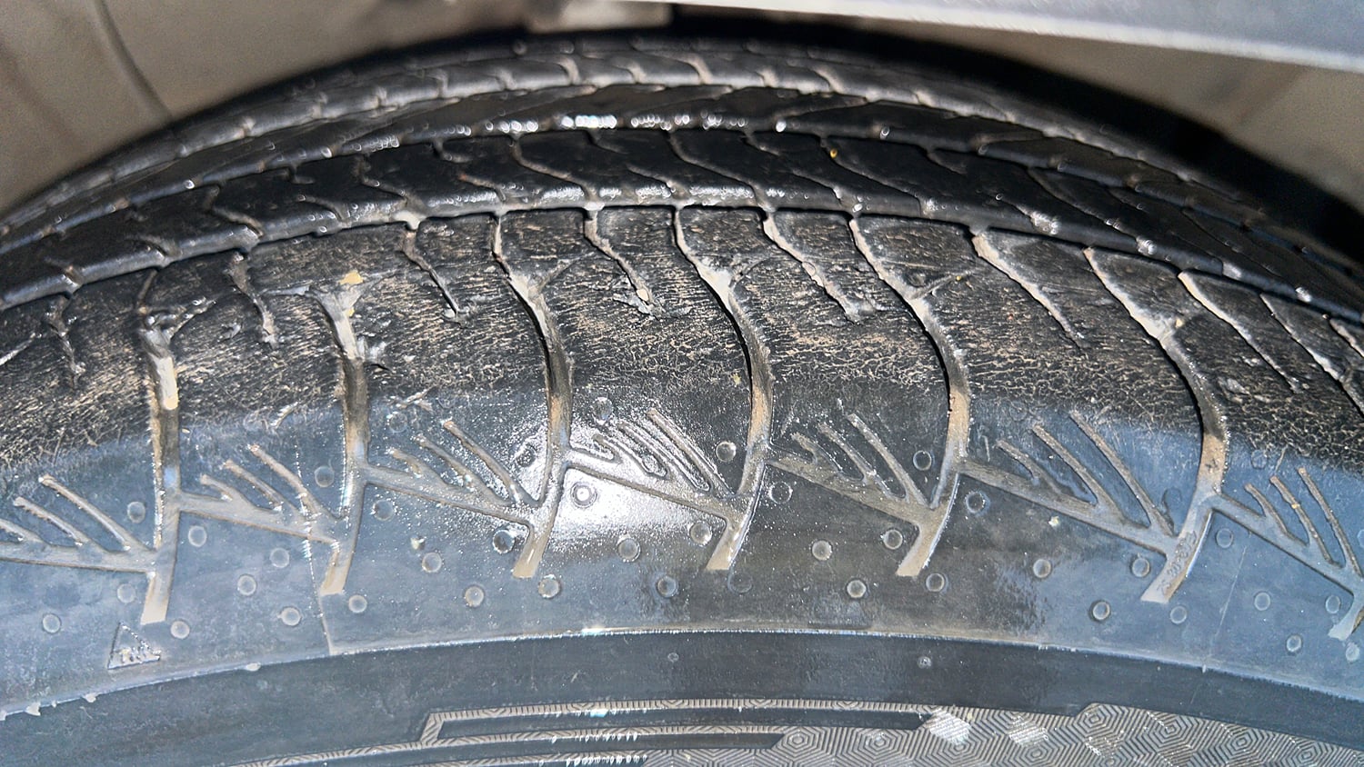 Used 2021 Hyundai Alcazar Platinum (O) 6 STR 2.0 Petrol AT Petrol Automatic tyres RIGHT FRONT TYRE TREAD VIEW
