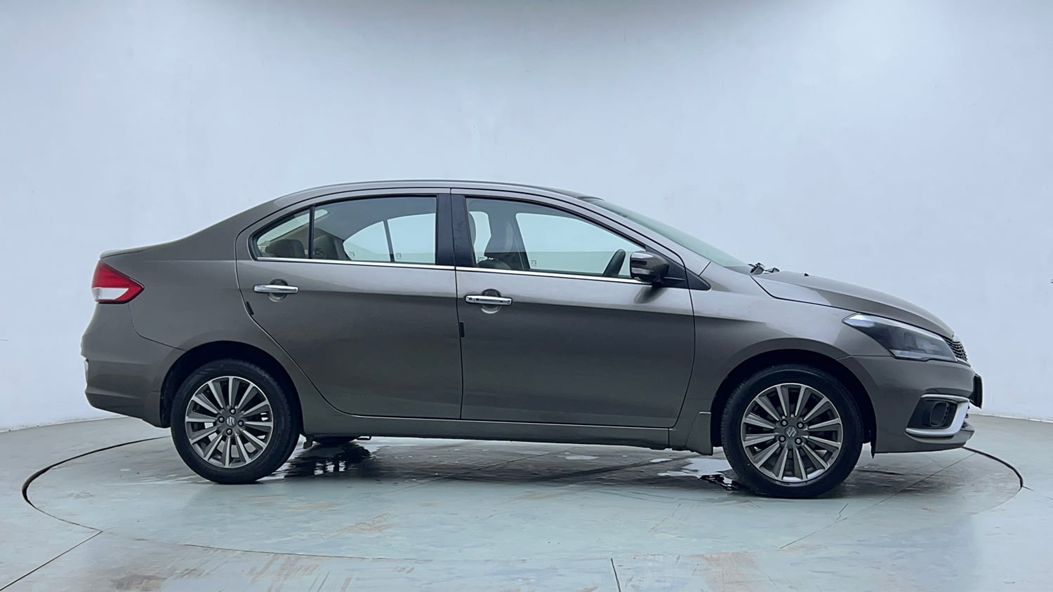 Used 2019 Maruti Suzuki Ciaz Alpha Hybrid 1.5 AT Petrol Automatic exterior RIGHT SIDE VIEW