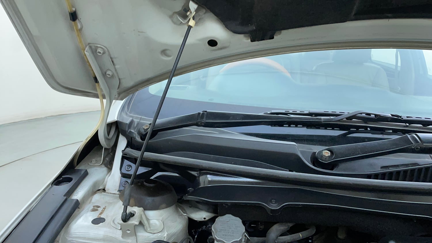 Used 2015 Maruti Suzuki Ciaz ZXI+ Petrol Manual engine ENGINE RIGHT SIDE HINGE & APRON VIEW