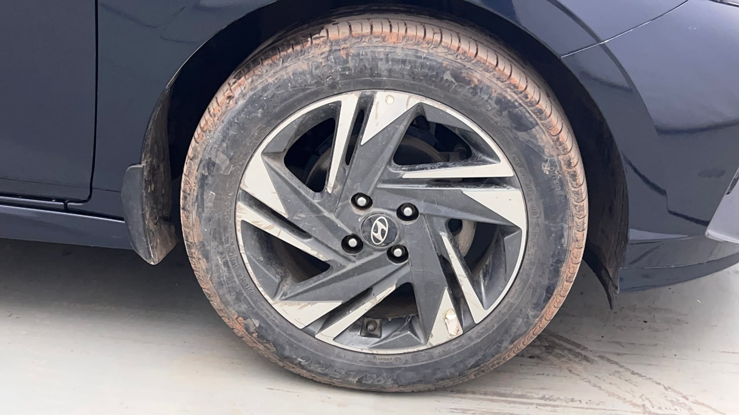 Used 2023 Hyundai i20 Asta 1.2 MT Petrol Manual tyres RIGHT FRONT TYRE RIM VIEW