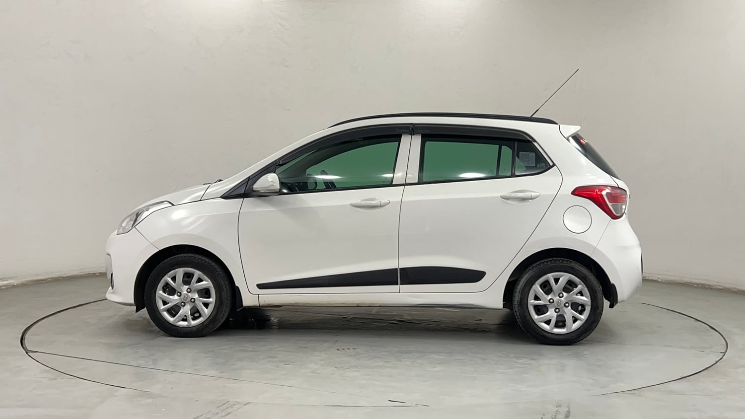 Used 2017 Hyundai Grand i10 Sportz (O) 1.2 Kappa VTVT Petrol Manual exterior LEFT SIDE VIEW