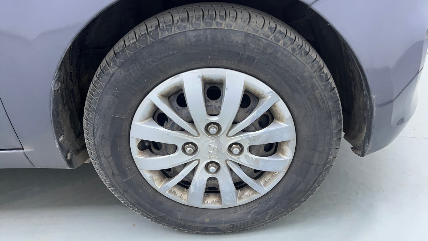 Used 2014 Hyundai i10 Sportz 1.1 iRDE2 Petrol Manual tyres RIGHT FRONT TYRE RIM VIEW