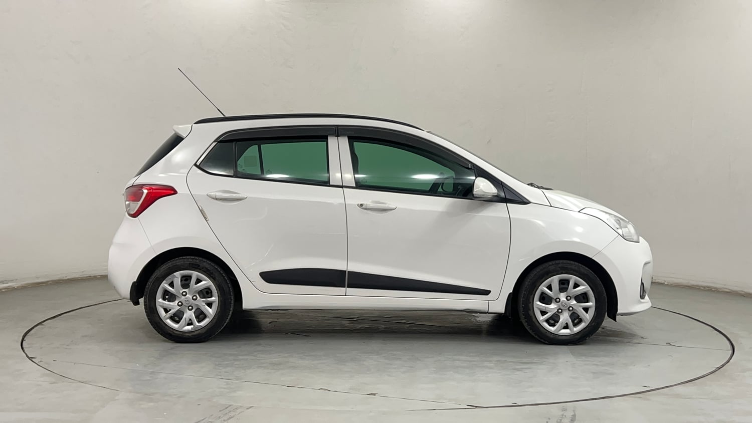 Used 2017 Hyundai Grand i10 Sportz (O) 1.2 Kappa VTVT Petrol Manual exterior RIGHT SIDE VIEW